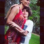 Leyla Bilginel Instagram - Bir varmış bir yokmuş evvel zaman içinde sarı saçlı bir kız çocuğu varmış! Annesinin sevgisiyle tamamlanan bir genç kız olmuş! Ve çocukluğundan beri onu çok etkileyen bir kare varmış. Hayali ve tek isteği bir gün o kareyi yaşamasıymış! Gün gelmiş geçmiş derken bu genç kız bir kadın olmuş. Ve bir gün derinden düşünmüş. Kendisi için en sağlıklı olanı seçmiş ve önce diz çöküp dua etmiş rabbine! “Ey rabbim senden bir ruh istiyorum. Kanımdan canımdan bir parçayı en önemlisi senden bir parçayı istiyorum! Çok düşündüm ve yüreğimin sesini dinlemeye karar verdim. Tüm kalbimle inanıyorum ve sana söz veriyorum. Bir evlat verirsen bana onun İçin her daim en iyiyi ve doğru İçin mücadele edeceğim. Sabrımla ve şartsız koşulsuz sevgiyle onu sonsuza kadar senin güzelliklerinle tamamlayacağım. Ona iyi bir rehber olacağım. Eğer hayırlı kılacaksan bu arzumu kısmet et! Eğer sen hayırlı görmüyorsan bu arzumu bir daha dile getirmeyeceğim” demiş bu kadın. Ve derken yolculuk başlamış Amerika’da gittiği klinikte doktor şunu söylemiş. “Bu ay gidin önümüzdeki ay gelin. Sağ yumurtalığınız çok verimli değil. Şu durumda yüzde yirmi hamile kalma olasılığınız” demiş doktor! Kısa bir zaman önce sağ yumurtalığından çikolata kisti için operasyon geçiren bu kadın ne cevap vermiş biliyor musunuz? “Ben dualarımla geldim buraya, bırakın yüzde yirmi olasılığı yüzde bir desenizde işlemi yaptırmak istiyorum” demiş ve şöyle devam etmiş. “Ben Allah’a inanıyorum ve ona bıraktım bu serüvenin kararını sonucunu. Çünkü biliyorum ki yaradan istemezse bunu bana hayırlı görmezse yüzde yüzde olsa vermeyeceğini vermez. Çünkü ben önce istediğimi allahtan istedim onun arzusuyla buralara geldim”. Ve derken işlem yapılmış ve o kadın bir ay sonra anne olabileceğini öğrendiği an hayat ona bir başka güzelleşmiş! Bu masalımızın sonunu yukardaki resim en güzeliyle anlatıyor. Bu arada o çocukluğundan beri nerde görse gözleri dolup inşallah bir gün bende yaşarım bu kareyi dediği eylemde şuymuş! Annesinin memesini emen, emerkende o küçücük eliyle anasının göğsünü avuçlaya avuçlaya anasının gözlerinin içine bakan bebek! O bakış işte o bakış dünyaya bedel. ❤️CANLI YAYIN SAAT 15:00 GÖRÜŞMEK DİLEĞİYLE 🙏