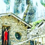 Leyla Bilginel Instagram - Bir avuç toprak, bir yudum su! İşte hayatın tek gerçeği! Bu gün sular tüketiliyor gereğinden fazla... topraksa hiç ediliyor! Sahte tohumlar ekilirken ata tohumları yok oluyor! Maddesel arzular üzerine kurulmuş yaşamlar... ve kontrolsüz üreme sadece tüketme endeksli bir dünya! Farkındamıyız acaba ALLAHIN var ettiği bu güzel dünyayı yok ediyoruz! Ki bırakın dünyayı Cenab-ı hakkın varlığı siliniyor kalplerden! Yeni nesil ne toprak biliyor ne su ne allah inancı var nede kalplerde dua! Gidişatı görmeyen biz insanların sonuysa şeytanın kucağı!