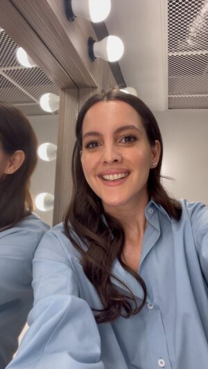 Leyla Feray Instagram - Bugün biraz atopik cilt hakkında konuşmak istedim çünkü yalnız olmadığımı biliyorum. 
Sizin de böyle hikayeleriniz var mı? Hadi sizde hikayelerinizi #cildininkontrolusende hashtagi ile @bepantholsensidaily 'i mentionlayarak, bu postun altında paylaşın. Birbirimize destek, ilham olalım!