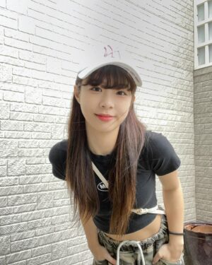 Li Chun Cho Instagram - - #房東姐姐のOOTD 
有這樣的房東姐姐 可以調高租金嗎XD

那天去簽約 
終於解決了我的心頭大患
然後過沒兩天
我就收到來自前房客的訊息🥶
我到現在還沒回🤗