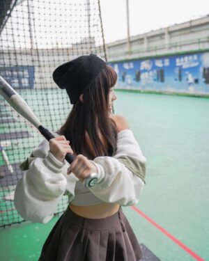 Li Chun Cho Instagram - -
棒球季剛結束 好久沒跟萱約看球
那就乾脆直接約打球啦！

這次跑來新莊的 @taroko_sport 玩耍
輔大畢業的我 對大魯閣當然再熟悉不過了～
以前都會抓朋友來玩投籃機ʕ •ᴥ•ʔ

話說能力還維持在國小打樂樂棒的我
沒想到一試就上手😂
看來下次可以挑戰更快的球速了！！！

👉🏻右滑有精彩影片XD
📍現在就追蹤 @taroko_sports 不定期抽千元暢打券！

#大魯閣 #大魯閣棒壘球打擊場 #棒球