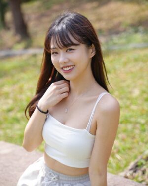 Li Chun Cho Instagram - -天氣陰晴不定 跟我一樣ʕ •ᴥ•ʔ
這天陽光普照 走在路上
身上的莫桑鑽直接閃瞎路人的眼 好爽😂
項鍊/ @oss_jewelry