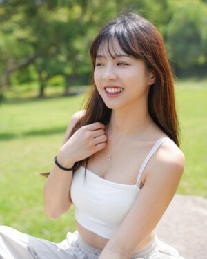 Li Chun Cho Instagram - -天氣陰晴不定 跟我一樣ʕ •ᴥ•ʔ
這天陽光普照 走在路上
身上的莫桑鑽直接閃瞎路人的眼 好爽😂
項鍊/ @oss_jewelry