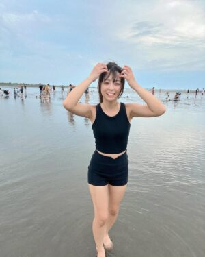 Li Chun Cho Instagram - -不是變瘦了！
是我去打肉毒消滅咀嚼肌啦！

太喜歡吃東西有時候也是一種困擾～
因為我的咀嚼肌實在太猖獗了ಥ_ಥ
所以這次果斷去聖宜 @saint.eir 消滅它！

聽說注射的時候會酸酸的～
但醫師真的好溫柔😂
所以其實我覺得還好（也有可能我神經比較大條XD)

愛美的男女生們～真的！不會後悔～
打了肉毒後臉的線條自然又好看🤣
推推(｡ì _ í｡)

可以繼續吃了（？

#聖宜診所 #聖宜忠孝 #精雕細琢完美你型