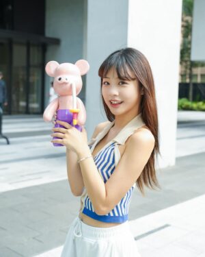 Li Chun Cho Instagram - #群群來送禮物啦 #文末抽獎
我最近超愛收藏一些公仔擺設的～
謝謝 @_uniquelab 讓我家裡又多了一隻流體熊💕
大家都知道我是忠實的蠟筆小新迷吧❗️他們竟然有出肥嘟嘟左衛門的款式欸🫶🏻

我絕對會好好把這位肥嘟嘟左衛門供起來🤣

他們家的流體熊每一隻都是獨一無二的～
除了可以客製化打造專屬的流體熊，還有手鍊、項鍊等可愛漂亮的配飾💕
趕快來抽獎吧～

獎項：總共抽3位！
🥇【53cm手工製的流體藝術熊1隻 潮流串珠手鍊1條】
🥈【潮流串珠手鍊1條 85折券一張】
🥉【85折券一張】

抽獎辦法：
1. 追蹤 我& @_uniquelab 
2. tag2位朋友
3. 留言誇獎蠟筆小新或你想要的流體熊款式
📍活動到5/15止～
📍可重複留言，需標記不同朋友
#抽獎 #抽獎文 #unique#uniquelab #流體熊 #流體藝術