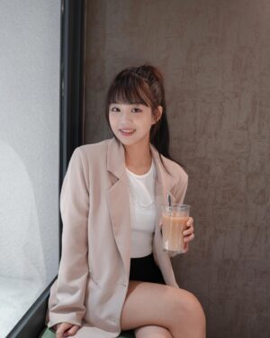 Li Chun Cho Instagram - -雙十一快樂（？
大家今天都買了什麼🤣
我還在為沒有搶到特價電視生氣
所以就去喝了杯咖啡壓壓驚

最後一張猜我看到什麼🤔️
答案就在留言處🤣

雷射保養 / @yachiyo_circle