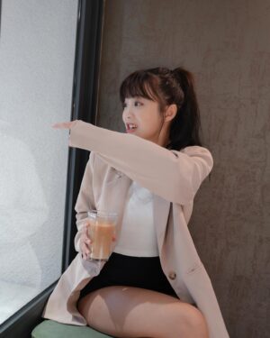 Li Chun Cho Instagram - -雙十一快樂（？
大家今天都買了什麼🤣
我還在為沒有搶到特價電視生氣
所以就去喝了杯咖啡壓壓驚

最後一張猜我看到什麼🤔️
答案就在留言處🤣

雷射保養 / @yachiyo_circle