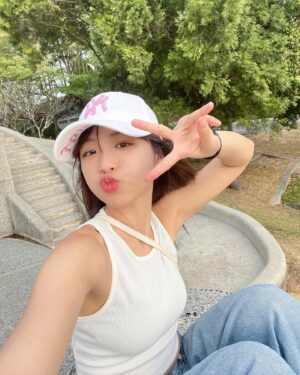 Li Chun Cho Instagram - -
今天回母校（國小 國中）
沒想到老師還記得我😝
一定是因為我是乖寶寶👶
