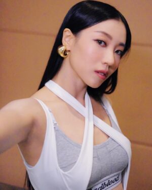Li Sum Ling Instagram - .
多謝大家鼓勵🫂
放心 我會好快好返

非常榮幸可以同 @dearjaneofficial 一齊演出
希望大家鍾意我哋今次嘅表演🤘🏽
可惜完左冇得影相
🤞🏼

深深感受到腎上腺素嘅力量
My back will be back in the game!!!!
See you soon ✌🏽

Styling by @danitorial 
Make up by @ki.neks_ho 
Hair by @kristywailing @ricky.lyh 
Photo by @jennyfung.work 
Thanks our amazing team💕