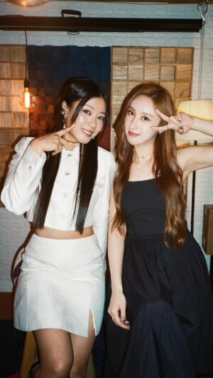 Li Sum Ling Instagram - #私心歌單 第一個私心嘉賓邀請到芯駖🥳
芯駖其實係我人生中第一個跳舞老師，中學個陣每個星期都會揀「呀Ling」嘅堂上，覺得佢好靚同好好人，所以個陣就無上過其他老師嘅堂🤣十年之後我哋再坐埋一齊唱歌，希望大家鍾意我地今集私心揀嘅歌🥰 #黑玻璃