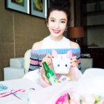 Li Bingbing Instagram - 回到家乡哈尔滨，还真有点近乡情怯呀😌😌！感谢粉丝和父老乡亲们，让我找(吃)回(到)了许多童年的回忆💐🍹🥖🍮💖，只可惜没吃着糖蒜，下次回来再补上～😋😋
