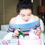 Li Bingbing Instagram - 回到家乡哈尔滨，还真有点近乡情怯呀😌😌！感谢粉丝和父老乡亲们，让我找(吃)回(到)了许多童年的回忆💐🍹🥖🍮💖，只可惜没吃着糖蒜，下次回来再补上～😋😋