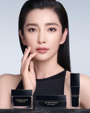 Li Bingbing Instagram - 很高兴与纪梵希美妆一起，臻启黑能奢护，愈见年轻奇「肌」。 
Glad to share my new role： Spokesperson for Le Soin Noir, the exceptional skincare ritual by Givenchy Beauty. Let us meet our ultimate light of youth together.
@givenchybeauty #lesoinnoir