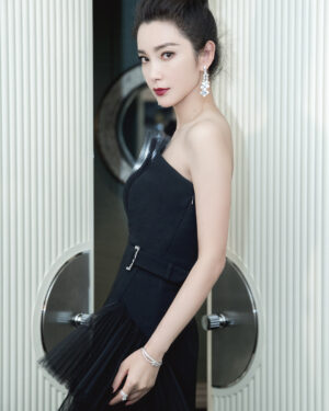 Li Bingbing Instagram - Good morning 😃☀️🌞 #morning Little black dress is always my favorite 👗👗👗#blackdress #shanghai #shanghaifilmfestival