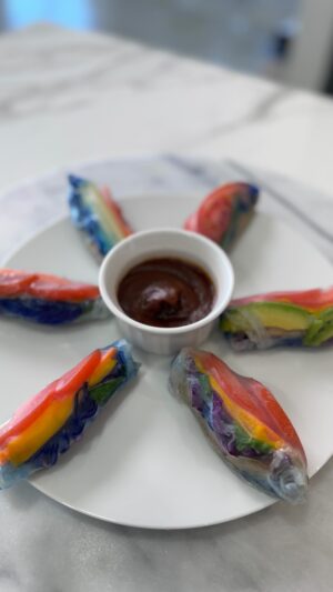 Liberté Chan Instagram - 🌈 Rainbow Rolls w/Peanut Sauce 🌈 
(GF   Vegan)

Taste the rainbow means something completely different as an adult 😉

These rainbow rice paper rolls are so easy to make (the tofu is the only cooking required), plus they’e light and delicious, making them the perfect summer snack or light lunch. You can customize them to your liking, but here’s what I used:

INGREDIENTS:
- Rice Paper (5-8)
- Kelp Noodles (I added blue spirulina to turn them blue)
- 1 Avocado
- 1 Tomato
- 1 Mango
- 1/2 English Cucumber
- 1/4 Purple Cabbage
- 14 oz Extra Firm Tofu
- 1 bunch of basil and/or mint leaves

TOFU MARINADE:
- 1 tbsp soy sauce
- 1 tsp rice vinegar
- 1/2 tsp garlic powder
- 1 tsp maple syrup

PEANUT SAUCE
- 2 tbsp peanut butter
- 1 tbsp soy sauce
- 1 tbsp rice vinegar
- 2 tsp maple syrup
- 1 tsp gochujang 

🔹 Kelp Noodles: soak them in lemon   baking soda to soften. Then rinse under water. Add a teaspoon of blue spirulina to turn the noodles blue 
🔹 Rice Paper: soak in water for only 30-45 seconds…or it will become a sticky mess and you won’t be able to fold it around the veggies

#summerrolls #rainbowrolls #ricepaper #peanutsauce #veganrolls #plantbasedrecipes