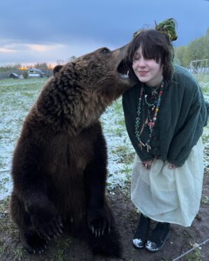 Lidiya Chistyakova Instagram - познакомилась с Васей, просто невероятно нежным животным
знакомя своих детей и себя с природой, мы ощущаем желание ее защищать
любите природу и соблюдайте технику безопастности!!!💋

p.s. новая песня уже в эту пятницу😉