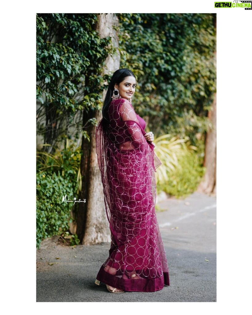 Likitha Murthy Instagram - Zee Kutumbam awards 2023🫰 #zeekutumbam #designerwear #mua Styled by: @apoorva_reddy_yaramala Mua: @uk_make_over Outfit: @swathikondabala_label Earrings: @anyas_2020 Pc: @mohan_.portraits