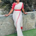 Likitha Murthy Instagram - Smile….twirl….pose….😎🥰🫰 Saree and blouse: @srinisdesignerstudio #white #saree