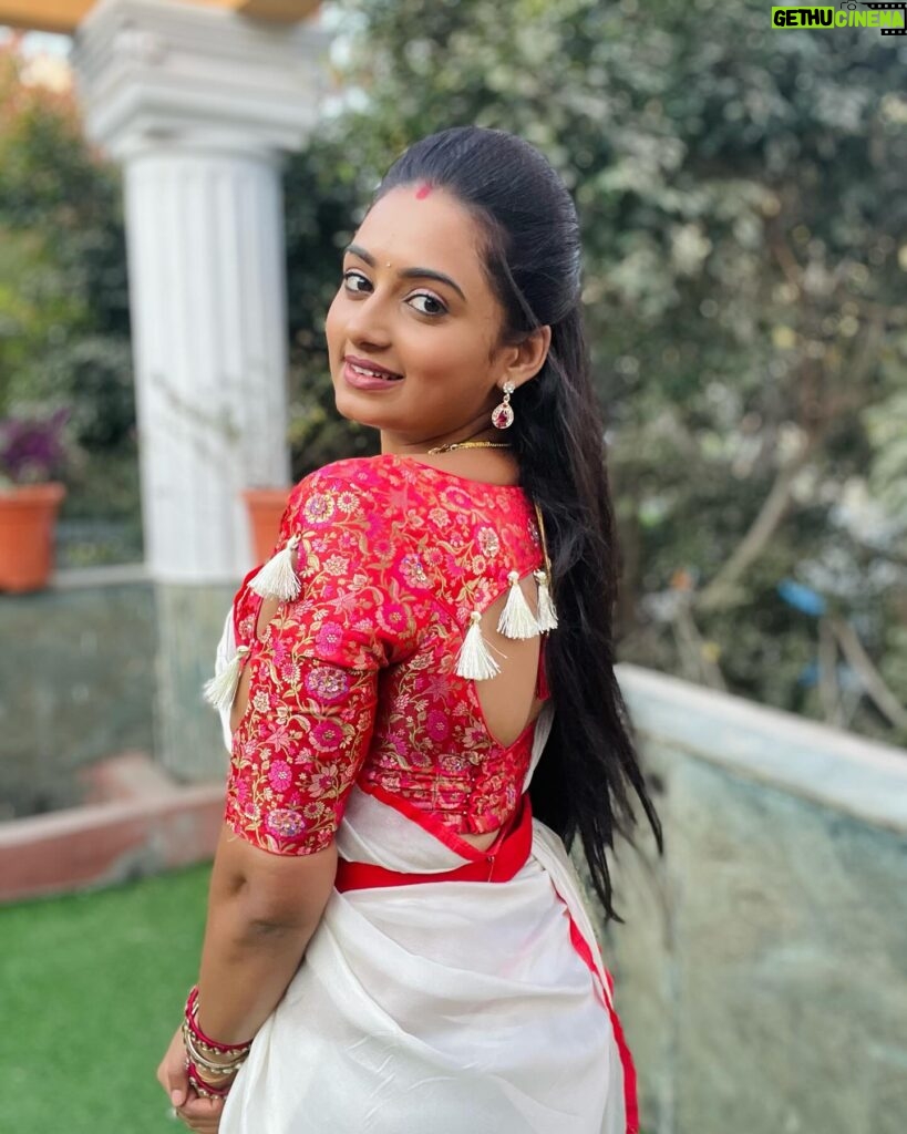 Likitha Murthy Instagram - Smile….twirl….pose….😎🥰🫰 Saree and blouse: @srinisdesignerstudio #white #saree