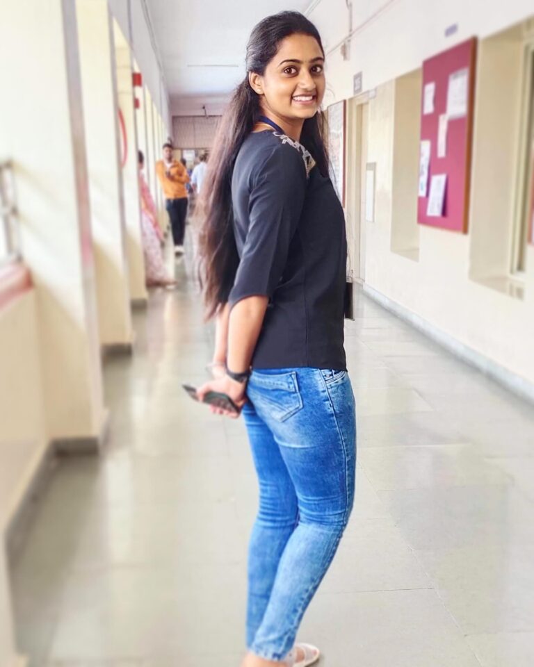 Likitha Murthy Instagram - **MAJOR MISSING** >>>> Being a Student Wish i could go back to those phase of life and live to the fullest all over again…..🥰🥰
