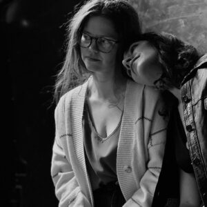 Lila Baklesi Instagram - Το «ΣΩΣΕ ΜΕ» στο NETFLIX
Μεγάλη χαρά για αυτή τη δουλειά και τους συνεργάτες μπροστά και πίσω από τις κάμερες 🧡

Βασισμένο στο βιβλίο του @disimos1 
Σκηνοθεσία: Πιέρρος Ανδρακάκος @pierrosandrakakos 
Σενάριο: @disimos1 @pierrosandrakakos Βαγγέλης Νάσης
Διεύθυνση Φωτογραφίας: @vasilis_kasvikis 
Casting: @sofiacasting1  @ready2cast 
Ενδυματολόγοι: @evelyna_darzenta @annazotou 
Σκηνογράφος: @doumasj 
Βοηθός Σκηνοθέτη: @mple_kounoupidi 
Β’ βοηθός σκηνοθέτη: @georgetsirogiannis 
Script: @kwnina.v 
Μακιγιάζ: @gioapal 
Hair Stylist: @kaitiaravantinou 
Ηχολήπτης: @fotiadis_location_sound 
Sound Design: @md_recording_studios 
Πρωτότυπη Μουσική: @stavrosmarkonis 
Μοντάζ: @xrmarkakis 
Showrunner: @ydonos 
Executive producer: @iskasm