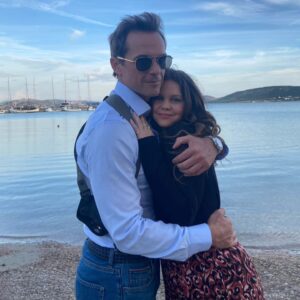 Lila Baklesi Instagram - Αυτά τα δύο παιδιά, η Λίλα και ο Νίκος, η Ιωάννα και ο Ηρακλής, το ανεπανάληπτο αυτό τηλεοπτικό ζευγάρι που μας συντροφεύει της Κυριακής τα βράδια ...δεν βρέθηκαν για γύρισμα την εβδομάδα που πέρασε. Όχι γιατί δεν ήθελαν οι ίδιοι, ή γιατί δεν τους γράφουν πια σκηνές για να παίζουν μαζί. Το αντίθετο θα έλεγα! Απλώς...κόλλησαν covid. Η μία το πέρασε κάπως βαριά και γι' αυτό μέσα στην ζαλάδα της, έψαχνε να βρει βελουτέ σούπες στο κέντρο της Αθήνας ρωτώντας τους διαδικτυακούς φίλους της, ανέβαζε άκυρα κινούμενα σχέδια στο Instagram ή επαιζε με τα φίλτρα και...τα νεύρα της. Ο άλλος (εγώ δηλαδή) το πέρασε χαλαρά αυτή τη φορά, χωρίς κανένα σύμπτωμα, οπότε καθόταν στο σπίτι και διάβαζε πυρετωδώς και με καθαρό μυαλό τα επόμενα επεισόδια της σειράς...αν και κυρίως έπαιζε Need for Speed στο Playstation. Έφτασε στο level 50 και πήρε την Lamborghini Aventador σε χρόνο μηδέν! Τώρα όμως οι μέρες ξεγνοιασιάς, αδιαθεσίας, βήχα και υψηλού πυρετού πέρασαν και επιστρέφουν στο γύρισμα με απύθμενη όρεξη για δουλειά, ενώ είναι τόσο όσο κομμένοι στα μάγουλά τους, ώστε να γράφουν οι υπέροχες γωνίες του όμορφου προσώπου τους, στα υπέροχα κοντινά που τους κάνουν οι αγαπημένοι σκηνοθέτες τους @thomopoulosvasilis και @cubertmclie, ενώ φοράνε με στυλ και gravitas τα ρούχα με τα οποία τους ντύνει η μοναδική @chrysa__varvag__ .
Ας ευχηθούμε λοιπόν στη Λίλα και στο Νίκο, να είναι σιδερένιοι, να έχουν καλή επάνοδο, καλή συνέχεια στην δουλειά που με τόσο μεράκι και εκ γενετής ταλέντο δημιουργούν και ας συντονιστούμε την Κυριακή στις 20:50 στο Star για να δούμε τα υπέροχα επεισόδια που έχουν ήδη γυρίσει!!! @stasynora
@starchanneltv