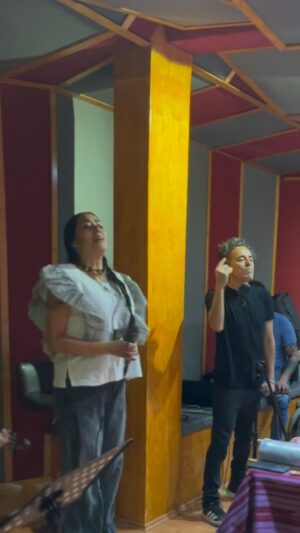 Lila Downs Instagram - Hace un año nos preparábamos para el @vivelatino con nuestro querido @ru.albarran. Este año, ¿ustedes van? ¿Qué actos quieren escuchar? Queremos que nos recomienden música y/o artistas en el post acá abajo 👇🏽

.
.
.
#musicamexicana #vivelatino