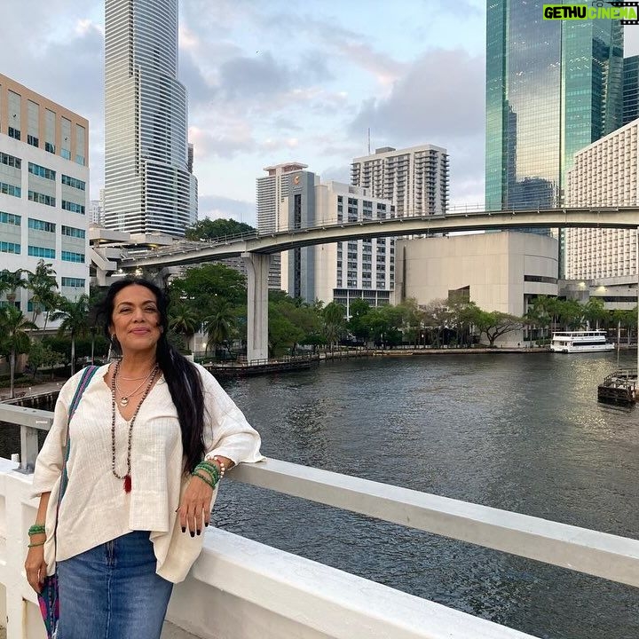 Lila Downs Instagram - La maravilla de Miami, de las amistades, de la energía, y de la música. 🌱 que lindo compartir @npastorioficial @sole_pastorutti #LilaDowns #niñapastori #LaSole