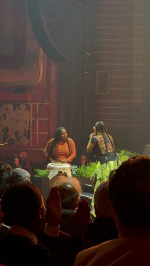Lila Downs Instagram - Anoche ofrendamos a las mujeres que se dedican a construir y seguir con la tradición de la comida, al chile, chocolate, al maíz… gracias @nikkicampbell05 por esa pasión en el escenario.

La Peligrosa en acción: @rafunchuni @gsaenz7 @sinuhe.art  @josh.deutsch @elbeatdelprimo @luisguzmanmusic 

Crew: Salvador Castañeda, Eric Lopez, @jp.zurc @conesaandres @vicentesaza, Amalia Ortiz

Gracias ¡@skoll.foundation por la invitación! 

#LilaDowns #skollfoundation #skollforum #Oxford