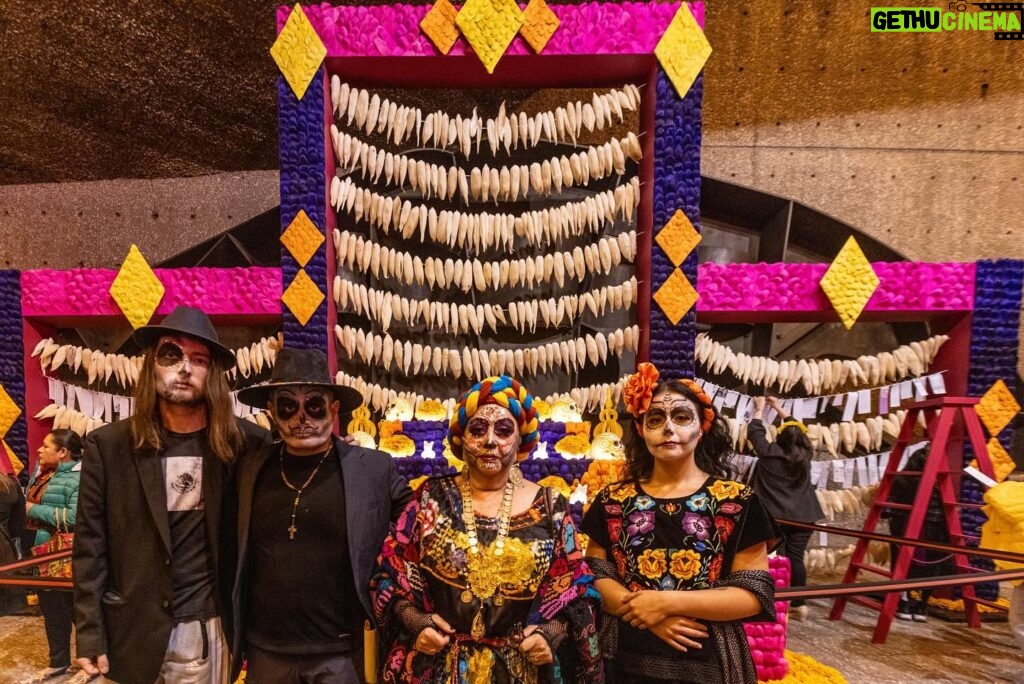 Lila Downs Instagram - Las palabras de amor, despedida, inicios, despedidas… en el concierto del @auditoriomx del año pasado, ustedes nos ayudaron a hacer una ofrenda llena de sus pensamientos. Esta fue una iniciativa de nuestro equipo y bajo la dirección artística de @galadetacubaya. Queríamos compartir con ustedes ese momento de reflexión, cariño y solidaridad. Ha sido hermoso leer todo lo que compartieron de sus seres queridos. Este año nos espera un concierto con nueva música, más sorpresas y un show diferente, con canciones de La Sánchez y las canciones viejitas pero bonitas con grandes éxitos. ¿Ustedes nos acompañan? Boletos ya a la venta por @ticketmaster_mx 📸: @lulurdapilleta #LilaDowns #concert #oaxaca #diademuertos #tradiciones