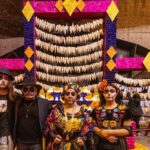 Lila Downs Instagram – Las palabras de amor, despedida, inicios, despedidas… en el concierto del @auditoriomx del año pasado, ustedes nos ayudaron a hacer una ofrenda llena de sus pensamientos. Esta fue una iniciativa de nuestro equipo y bajo la dirección artística de @galadetacubaya. Queríamos compartir con ustedes ese momento de reflexión, cariño y solidaridad.

Ha sido hermoso leer todo lo que compartieron de sus seres queridos. Este año nos espera un concierto con nueva música, más sorpresas y un show diferente, con canciones de La Sánchez y las canciones viejitas pero bonitas con grandes éxitos. 

¿Ustedes nos acompañan? Boletos ya a la venta por @ticketmaster_mx 

📸: @lulurdapilleta 

#LilaDowns #concert #oaxaca #diademuertos #tradiciones