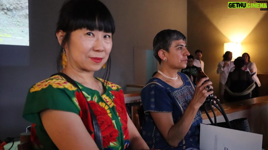 Lila Downs Instagram - La educación infantil es importante, desde el @fondoguadalupemusalem se promueve y apoya las capacidades de mujeres jóvenes de comunidades rurales, indígenas y afromexicanas. Hace unos días logramos una meta, pero la recaudación tendrá que ser constante, por eso hacemos una invitación a todos ya que sus donativos siguen apoyando la causa para abrir ese mundo de posibilidades. Las donaciones las pueden hacer directamente a @fondoguadalupemusalem Durante este año, serán apoyadas 53 mujeres provenientes de comunidades indigenas, rurales y afromexicanas en sus estudios de bachillerato y universidad. 📸: Zaira Aldaz Pablo #LilaDowns #FondoGuadalupeMusalem #becarias