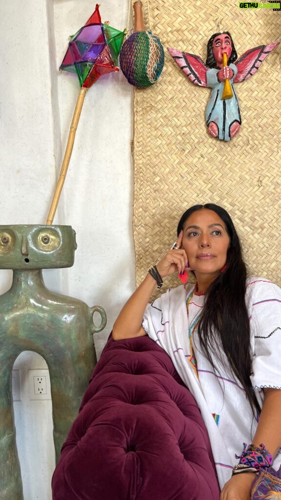 Lila Downs Instagram - Tocar con las manos la madera, el algodón, el barro, cuero, hierro, cobre y hasta el pan! Son parte de una tradición y sobre todo de una labor dedicada a la habilidad, técnica y tiempo, y de entender el material y compartir un talento del trabajo manual que transmite un amor por el material de la zona, de nuestras raíces y de nuestras costumbres. Hoy festejamos a las y los artesanos del mundo porque son quienes nos ayudan a preservar las tradiciones. Cuando compres artesanías, procura pagar un precio justo, pues es la mejor manera de reconocer su trabajo. Al adquirir una artesanía, estás llevando a casa un tesoro artístico y cultural. #DiaDelArtesano #19marzo #tradiciones #oaxaca #tradicionesmexicanas🇲🇽