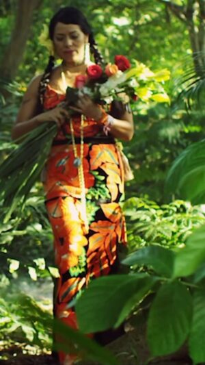 Lila Downs Instagram - Hoy recordamos esta maravilla de disco y de proyecto: RAÍZ, con mis queridas @npastorioficial 🇪🇸 y @sole_pastorutti 🇦🇷.
#
Aquellos años trabajamos de la mano con Julio Jiménez y @aneirotano en la producción. Se lanzó el 1 de abril de 2014 y a casi 10 años, hoy traemos este recuerdo en deseo de poder cantar nuevamente esta belleza. @sonymusiclatin 

#LilaDowns #NiñaPastori #SoledadPastorutti