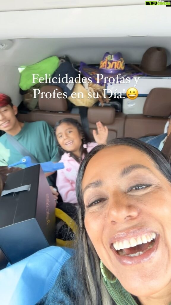 Lila Downs Instagram - Feliz Día de les profes 🧑🏽‍🏫