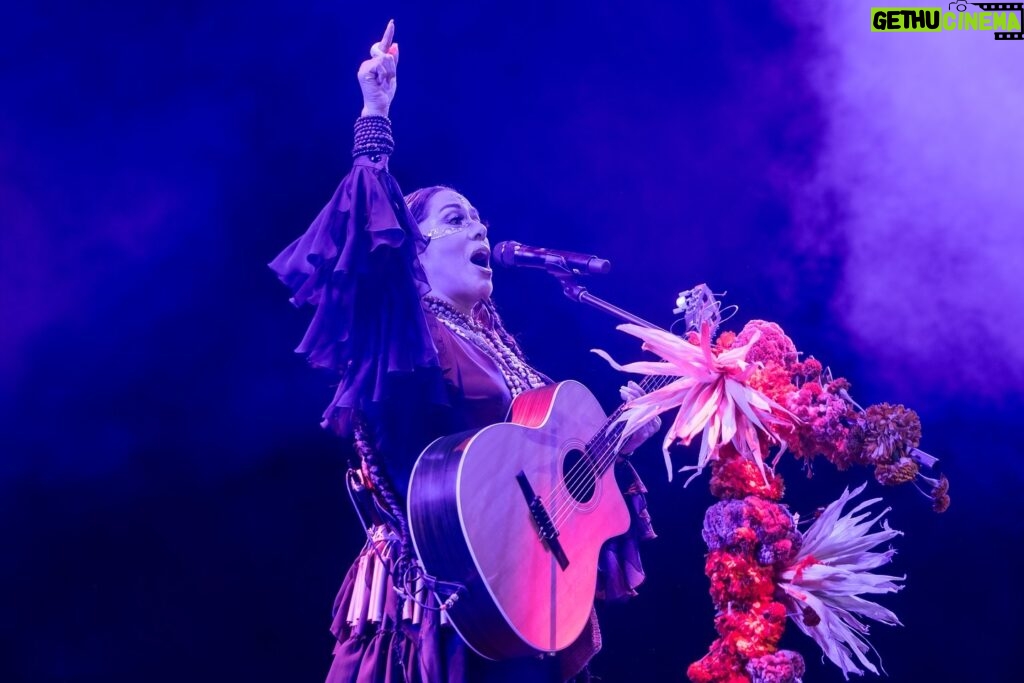 Lila Downs Instagram - Hermosa mañana de domingo 🌸 y ya casi se acerca la primavera. Disfruten que mañana es puente… y recuerden que ya están en venta general los boletos para el @auditoriomx por @ticketmaster_mx. Cuéntenos que hacen en día de descanso 😌 📸: @lulurdapilleta #LilaDowns #Concert #musicamexicana