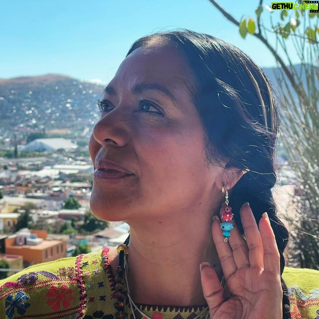 Lila Downs Instagram - Hoy en #Zacatecas, estarán los diseños de @sweet_limoncito1 de aretes, llaveros la playera edición especial de #LaSanchez! Búsquenlo para que se lleven su Merch y recuerditos!