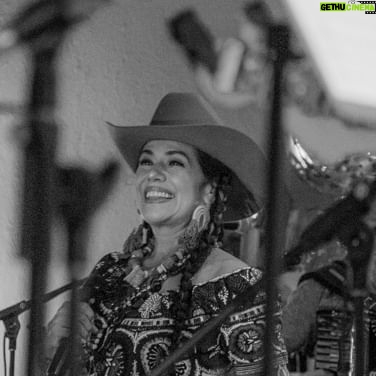 Lila Downs Instagram - Sábado de bailar una cumbia… recomiéndenos playlist para este fin de semana, para 💃🏽 bailar, para el quehacer 🧹 , para el tráfico 😅… 🫰🏽 Fotos hermosas de Emerson Matus #LilaDowns #Cumbia #oaxaca #spotifyplaylist