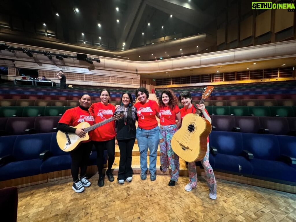 Lila Downs Instagram - Hace unos días @mariachilasadelitas se encargaron de abrir nuestro show en Londres en el @barbicancentre en el marco de @lalineafestival. Gracias a todas las personas que siguen la música! Gracias @comonouk por su apoyo y trabajo! #LilaDowns #concert #London #festival #musicamexicana