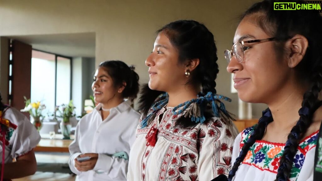 Lila Downs Instagram - La educación infantil es importante, desde el @fondoguadalupemusalem se promueve y apoya las capacidades de mujeres jóvenes de comunidades rurales, indígenas y afromexicanas. Hace unos días logramos una meta, pero la recaudación tendrá que ser constante, por eso hacemos una invitación a todos ya que sus donativos siguen apoyando la causa para abrir ese mundo de posibilidades. Las donaciones las pueden hacer directamente a @fondoguadalupemusalem Durante este año, serán apoyadas 53 mujeres provenientes de comunidades indigenas, rurales y afromexicanas en sus estudios de bachillerato y universidad. 📸: Zaira Aldaz Pablo #LilaDowns #FondoGuadalupeMusalem #becarias