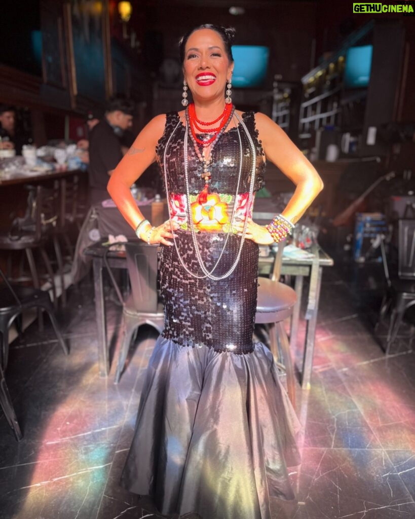 Lila Downs Instagram - Un recuerdo desde #Hermosillo, el día que grabamos el video de #DosCorazones en @barra_hidalgo, a cargo de @theblackcorpmx! 🤠🥰 ¡Arriba el norte! 🤟🏾 #LilaDowns #musicamexicana #regionalmexicano #musicanorteña