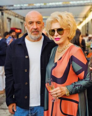Lili Caneças Instagram - Com Pedro Marques Lopes, na inauguração da ARCO Lisboa 2024, absolutamente a não perder, a Arte é um caminho para a felicidade, cheers à Vida🥂🥂🥂