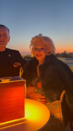 Lili Caneças Instagram - E para acabar o dia da melhor maneira, um glorioso sunset party, na inauguração do ICON, @icon.rooftop no novíssimo @hyattregencylisboa a convite do Alexandre Gomes Ferreira, @alexandre.gf , um dia perfeito em boa companhia 🌅