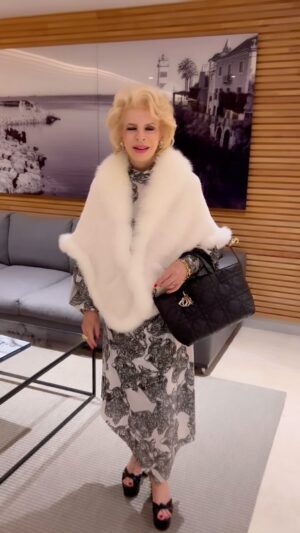 Lili Caneças Instagram - Vestido em vinil, corte assimétrico, print tigresse, cinza e branco, by @malves.atelier , sandálias @gucci , jóias da minha coleção particular. Carteira @_dior__christian_