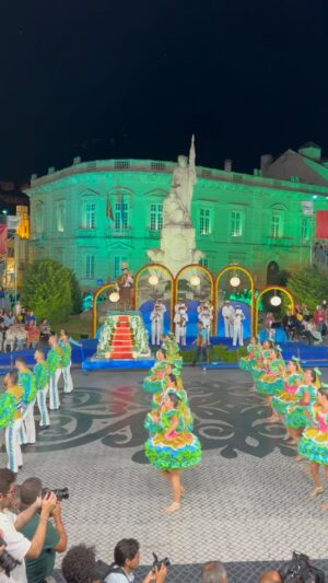 Lili Caneças Instagram - As marchas populares são um símbolo de identidade e orgulho para os bairros de Lisboa. 
São uma manifestação colorida da cultura lisboeta, combinando música, dança e um espírito comunitário único. 
As marchas são liiinnndddaaasss, parabéns 👏👏👏