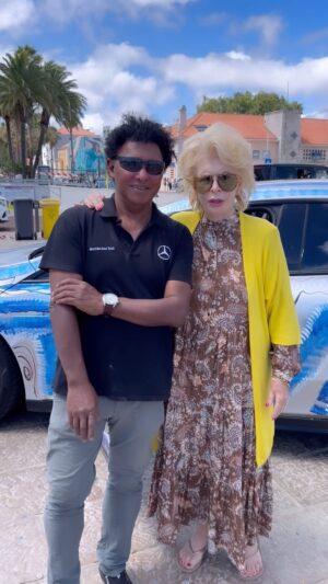 Lili Caneças Instagram - O meu querido amigo @rodyner está a pintar um carro 100% elétrico da Mercedes com tinta amiga do ambiente no evento Global Ocean Cascais @globalocean.oficial . É um momento para refletir sobre a importância dos oceanos e a nossa responsabilidade em protegê-los. A @mercedesbenzretail_portugal líder em tecnologia e de sustentabilidade está a fazer um grande esforço para reduzir o impacto ambiental é hora de unir forças e inspirar mudanças. Vamos mostrar ao mundo que podemos viver em harmonia com o meio ambiente. Pintando um carro que é mais do que apenas um veículo é um símbolo de mudança e de esperança.
#globalocean #mercedes #sustentabilidade #meioambienteagradece #mudança #vida #artist #felicidade