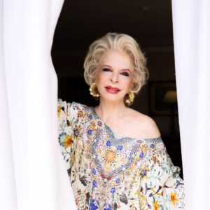 Lili Caneças Instagram - E é já no seu @jornalopublico de hoje na revista Ímpar, sobre o envelhecimento que vai saber a minha opinião sobre este assunto, que interessa a todos os que são abençoados por uma vida longa e saudável.
Agradecimentos
Jornalista Inês Duarte De Freitas
Fotografias Daniel Rocha
Makeup @sinvaldesouza 
Cabelo @jeanlouisdavidportugal 
@grande_real_villa_italia