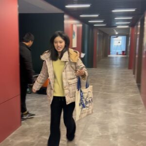Lilian Zhang Instagram - -
童心未泯 被喚醒的回憶

不知道大家有沒有過
在童年記憶裡有特別喜歡的姐姐
若即若離的感受 
不確定下回見面又是什麼時候
在沒有手機的時代裡 用想像去填滿思念
漸漸的 也就遺忘了

第一次見這個妹妹 她就送了我包很可愛的紙
好久沒感受到最純真的笑容