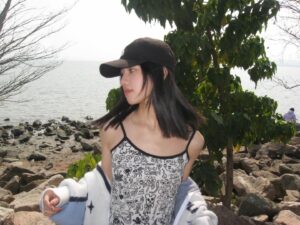 Lilian Zhang Instagram - -
圓寶給我拍的 疼痛文學🧨