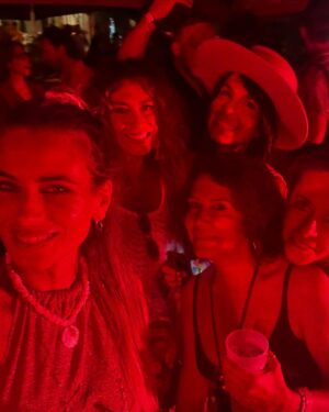 Liliana Santos Instagram - About last night! 🤎🩷🤎🩷🤎

#portugal #costadacaparica #girlsnight #girlsnightout #beachparty